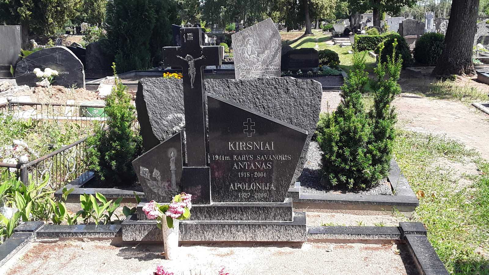 Antano ir Apolonijos Kirsnių kapas Kristaus Karaliaus katedros kapinėse, 2019 m.